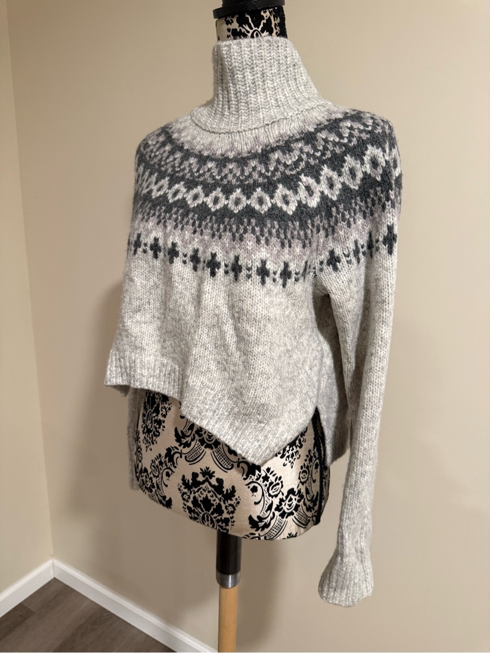Abercrombie and Fitch Cropped Sweater - Picture 3 of 6